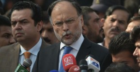 © Aamir Qureshi, AFP | File photo of Pakistani Interior Minister Ahsan Iqbal at a press conference in Islamabad on October 2, 2017.