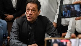 Pakistan's former prime minister, Imran Khan gestures after arriving at a registrar office in Lahore High court to sign surety bonds for bail in various cases, in Lahore on July 3, 2023. ©  Arif ALI / AFP