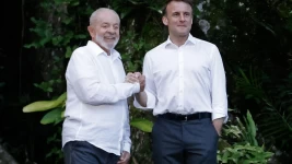Brazilian President Luiz Inacio Lula Da Silva and French President Emmanuel Macron react on arrival at Combu Island, in front of Belem, state of Para, Brazil, on March 26, 2024. © Ludovic Marin, AFP