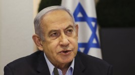 Israeli Prime Minister Benjamin Netanyahu heads the weekly cabinet meeting at the Defense Ministry in Tel Aviv on January 7, 2024. ©  RONEN ZVULUN / POOL / AFP