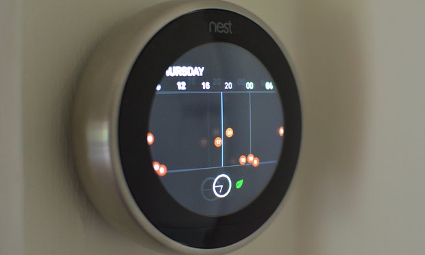  The scheduler on the Nest is relatively easy to use, just se-lect the day, time and temperature by turning the bezel. Photograph: Samuel Gibbs for the Guardian