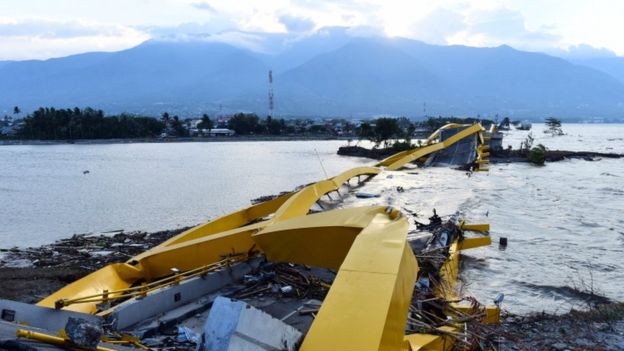 A Indonesian bridge destroyed by a tsunami / EPA Image caption