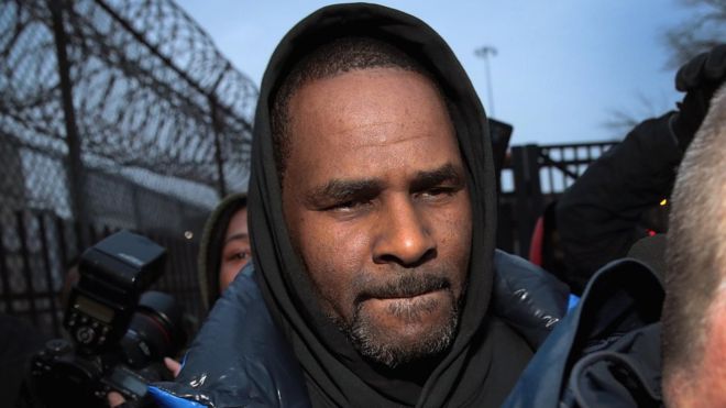 R. Kelly has been released from jail in Chicago after the $161,000 (£122,000) he owed in child support was paid.