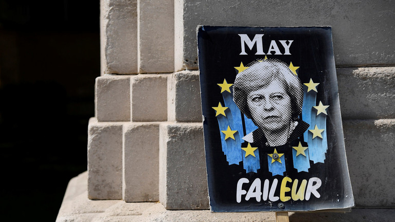 An anti-Brexit placard depicting UK Prime Minister Theresa May © Reuters / Toby Melville