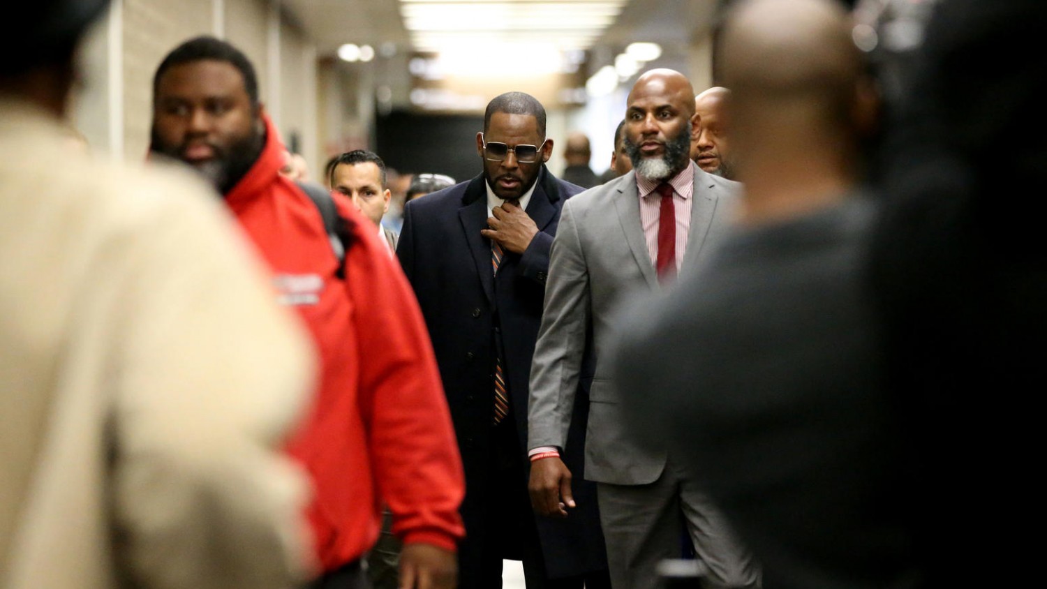 Antonio Perez / Chicago Tribune R. Kelly, center, appears at the Daley Center in Chicago on May 8, 2019, for a hearing in his child support case.