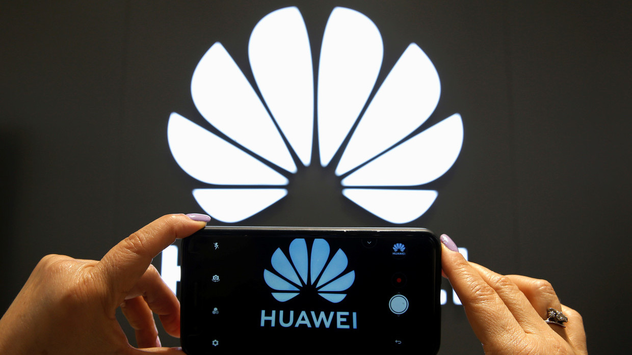 FILE PHOTO: A Huawei logo on a cell phone screen © Reuters / Rodrigo Garrido