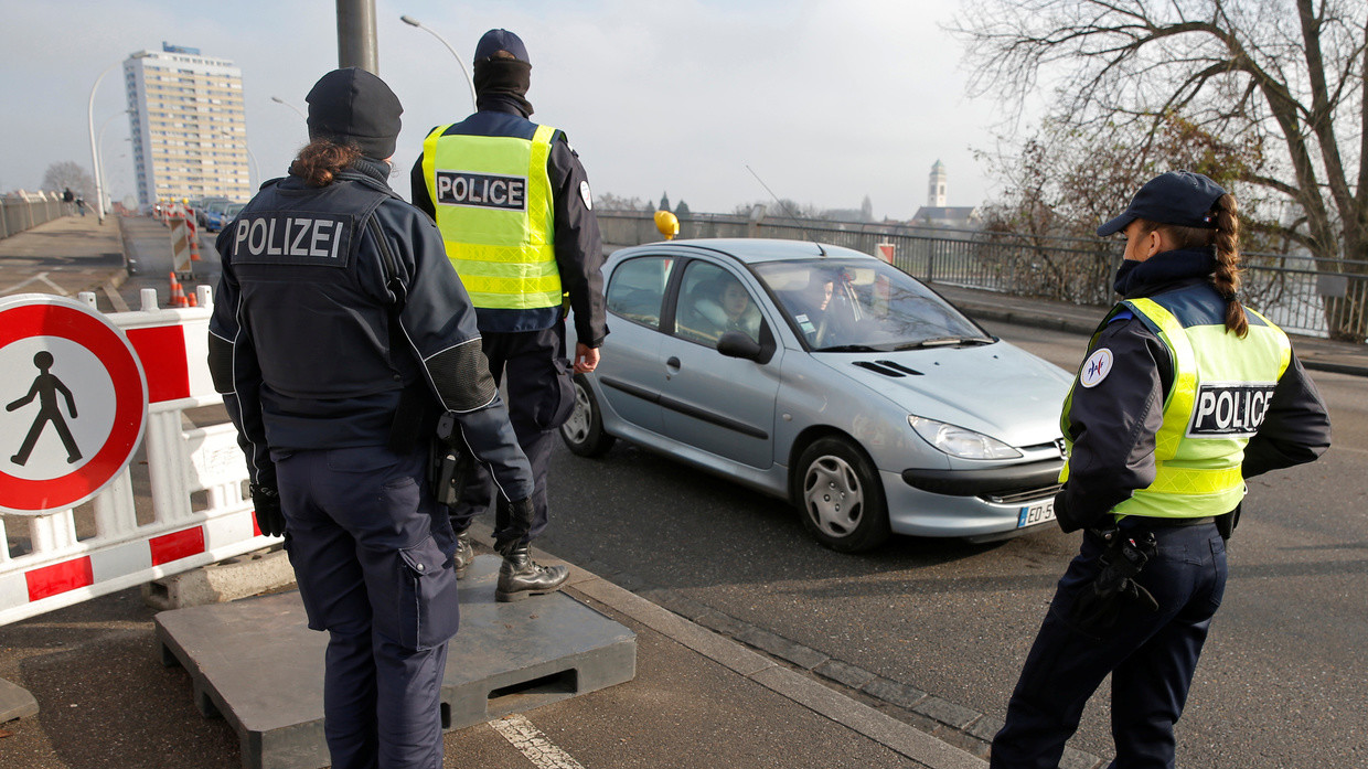 FILE PHOTO. French and German police pictured at the French-German border. ©  Vincent Kessler