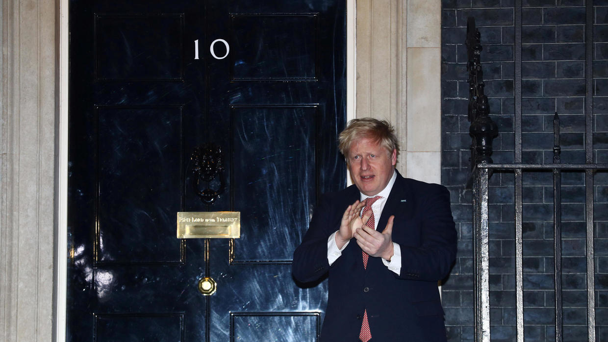 Britain's Prime Minister Boris Johnson applauds outside 10 Downing Street during the Clap for our carers campaign in support of the NHS, as the spread of the coronavirus disease (COVID-19) continues, London, Britain, March 26, 2020. © Hannah 