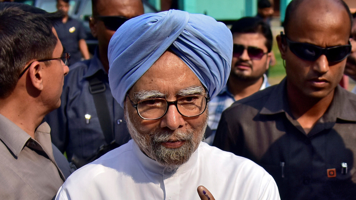 Manmohan Singh shows his ink-marked finger after casting his vote at a polling station in Guwahati, India ©  REUTERS/Anuwar Hazarika