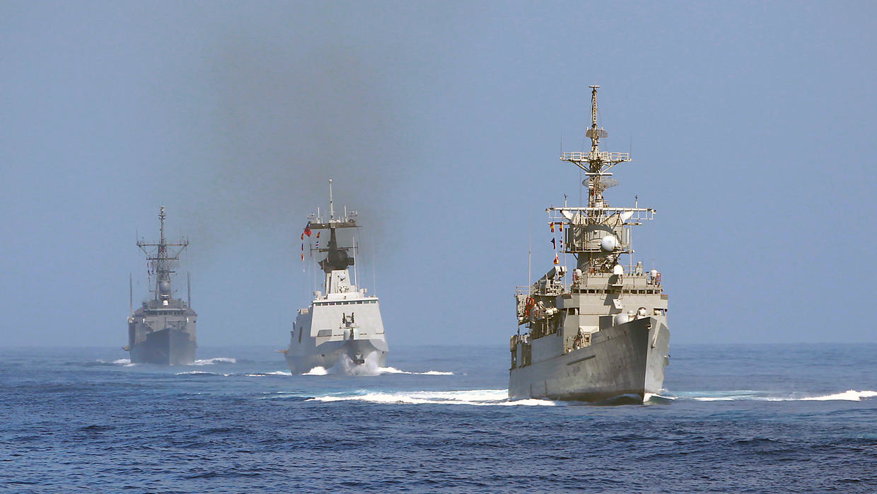 A French-made Lafayette-class frigate (centre) takes part in military exercises off the coast of Taiwan on September 17, 2014. © Pichi Chuang, REUTERS
