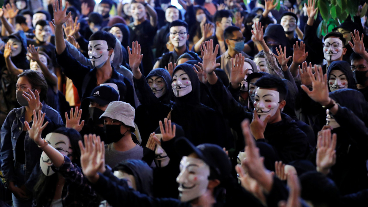 FILE PHOTO Protesters wearing Guy Fawkes masks attend an anti-government demonstration in Hong Kong, China, November 5, 2019. © REUTERS/Kim Kyung-Hoon