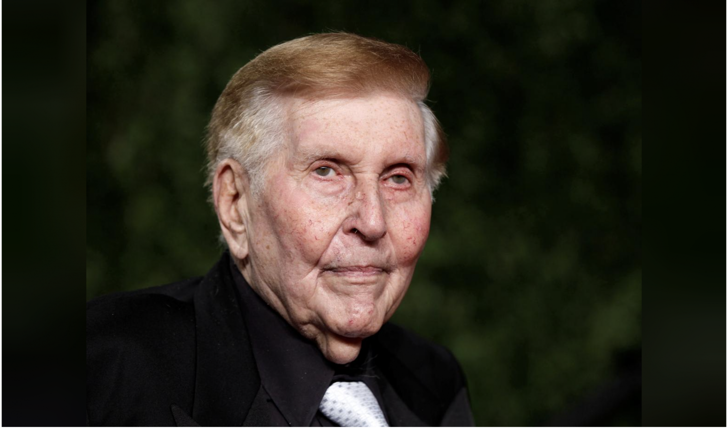 FILE PHOTO: Media magnate Sumner Redstone arrives at the 2011 Vanity Fair Oscar party in West Hollywood, California February 27, 2011. REUTERS/Danny Moloshok/File Photo