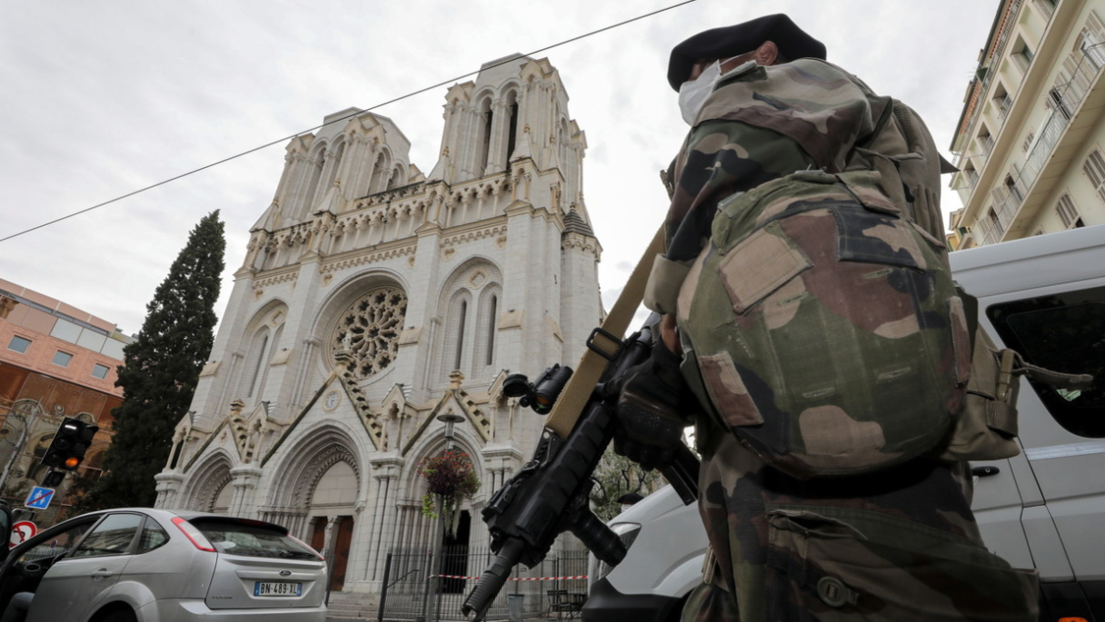 A French soldier stands in front of Notre-Dame church, where a knife attack took place, in Nice, France October 29, 2020. ©  REUTERS / Eric Gaillard / Pool