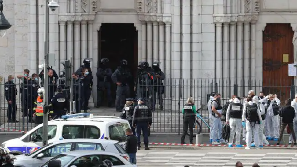 Police arrive on the scene. Picture: Valery Hache/AFPSource:AFP