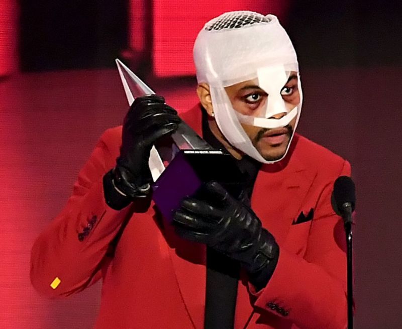 Why was The Weeknd covered in bandages at the AMAs?