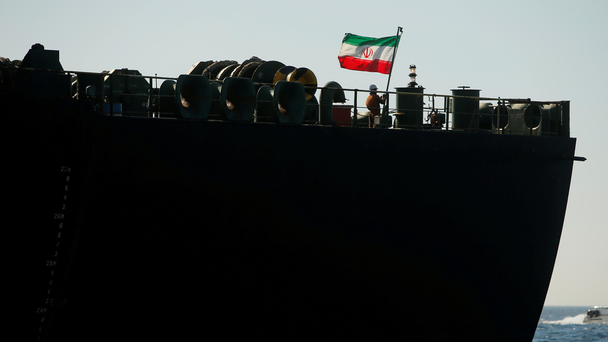 A crew member raises the Iranian flag on Iranian oil tanker © Reuters / Jon Nazca