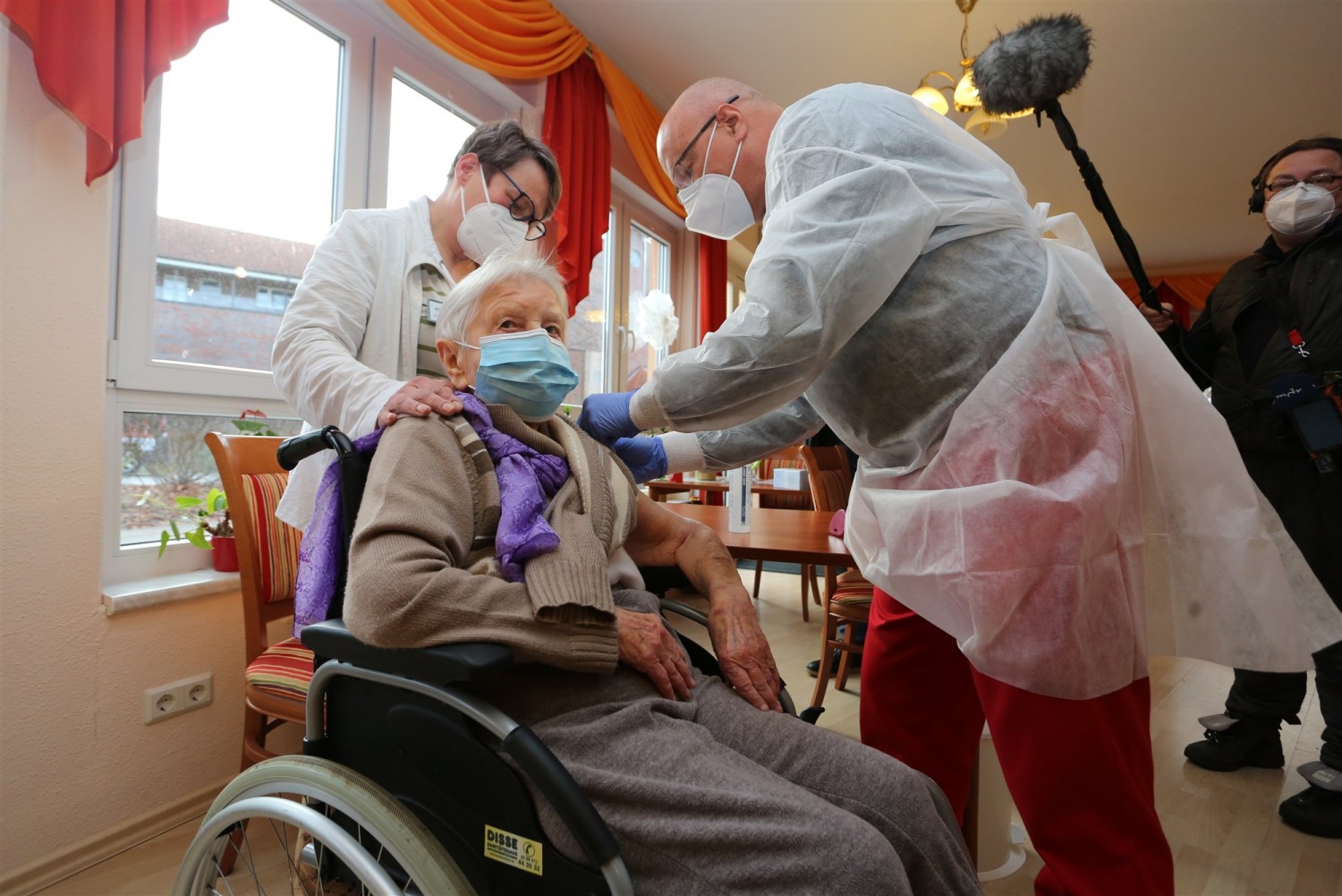 Nursing home resident Edith Kwoizalla, age 101, became the first person in Germany to receive the Covid-19 vaccine. Matthias Bein / AP