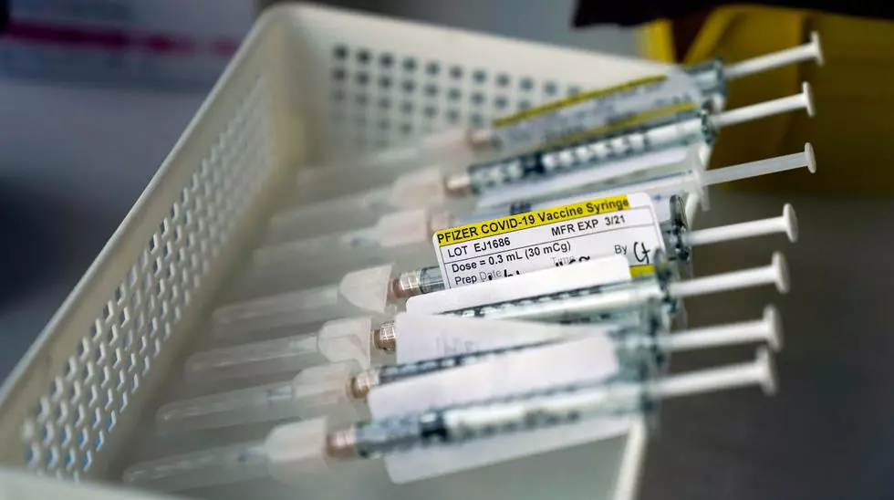 Syringes containing the Pfizer-BioNTech Covid-19 vaccine laid out in a tray at St. Joseph Hospital in Orange, California, on January 7, 2021. © Jae C. Hong, AP