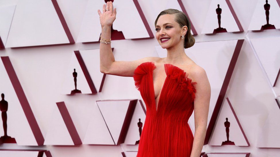REUTERS / Best supporting actress nominee Amanda Seyfried looked radiant in red, wearing Giorgio Armani Privé