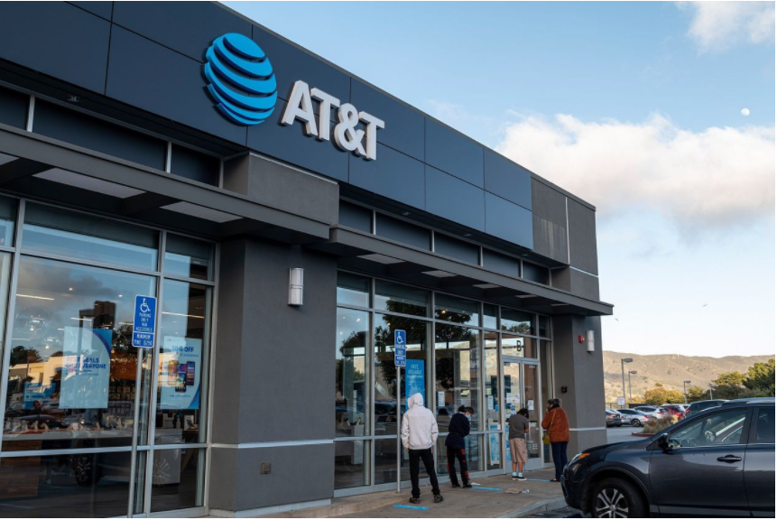 AT&T reported a first-quarter profit of about $7.5 billion, up from $4.6 billion a year earlier. PHOTO: DAVID PAUL MORRIS/BLOOMBERG NEWS