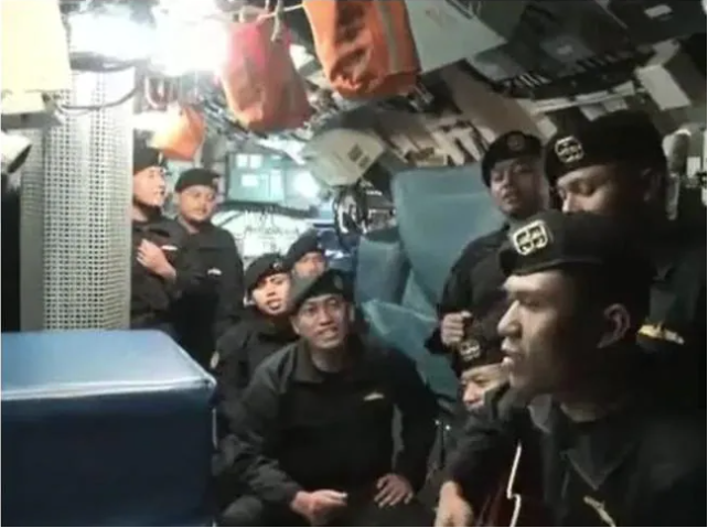 A poignant video has emerged showing the crew of a sunken Indonesian submarine singing on-board their vessel.Source:AFP