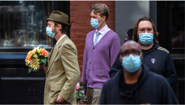 In a move that may give Canadians pangs of jealousy — or hope for a post-pandemic future — U.S. health officials now say fully vaccinated Americans usually don't need to wear masks outdoors anymore. (Ben Nelms/CBC)