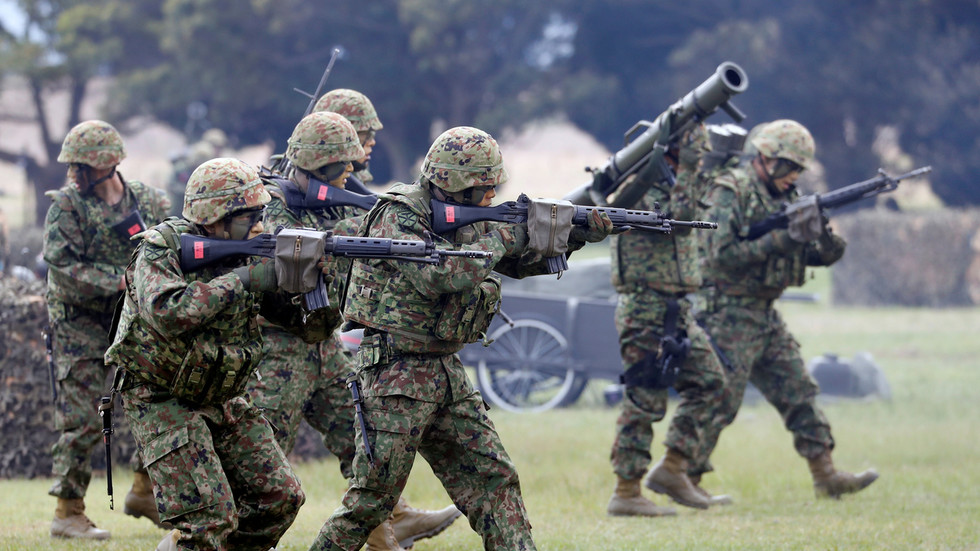 Soldiers of Japanese Ground Self-Defense Force (JGSDF)'s Amphibious Rapid Deployment Brigade, Japan's first marine unit since World War Two, on the southwest island of Kyushu, Japan April 7, 2018. ©  REUTERS/Issei Kato