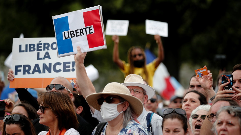 FILE PHOTO. A demonstration called by the French nationalist party "Les Patriotes" (The Patriots) against France's restrictions to fight the coronavirus disease (Covid-19) outbreak. July 24, 2021 © Reuters / Benoit Te