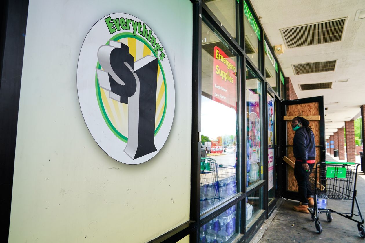 Dollar Tree plans to stick with its strategy of selling most of its products for a dollar, leaving it less room than rivals to manage rising costs. PHOTO: ERIN SCOTT/REUTERS
