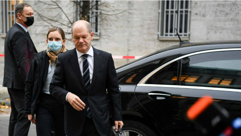 Social Democratic Party (SPD) Olaf Scholz arrives for talks to form a so-called traffic light government coalition, in Berlin, Germany (FILE PHOTO) © REUTERS/Annegret Hilse