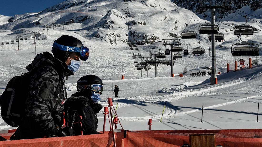 People take a ski lift wearing a mandatory mask as a preventive measure against Covid-19 at the Alpe d’Huez ski resort in France.   -   Copyright  JEFF PACHOUD/AFP or licensors