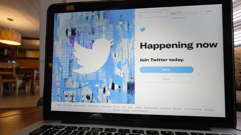 The login/sign up screen for a Twitter account is seen on a laptop computer, April 27, 2021 © AP / John Raoux
