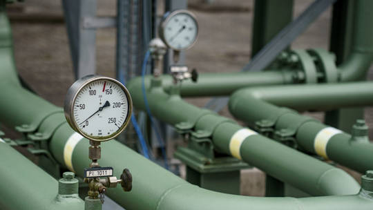 Measuring instruments show the line pressure of pipelines of the gas storage facility of Stadtwerke Kiel, Germany, March 1, 2022 © Getty Images / Axel Heimken