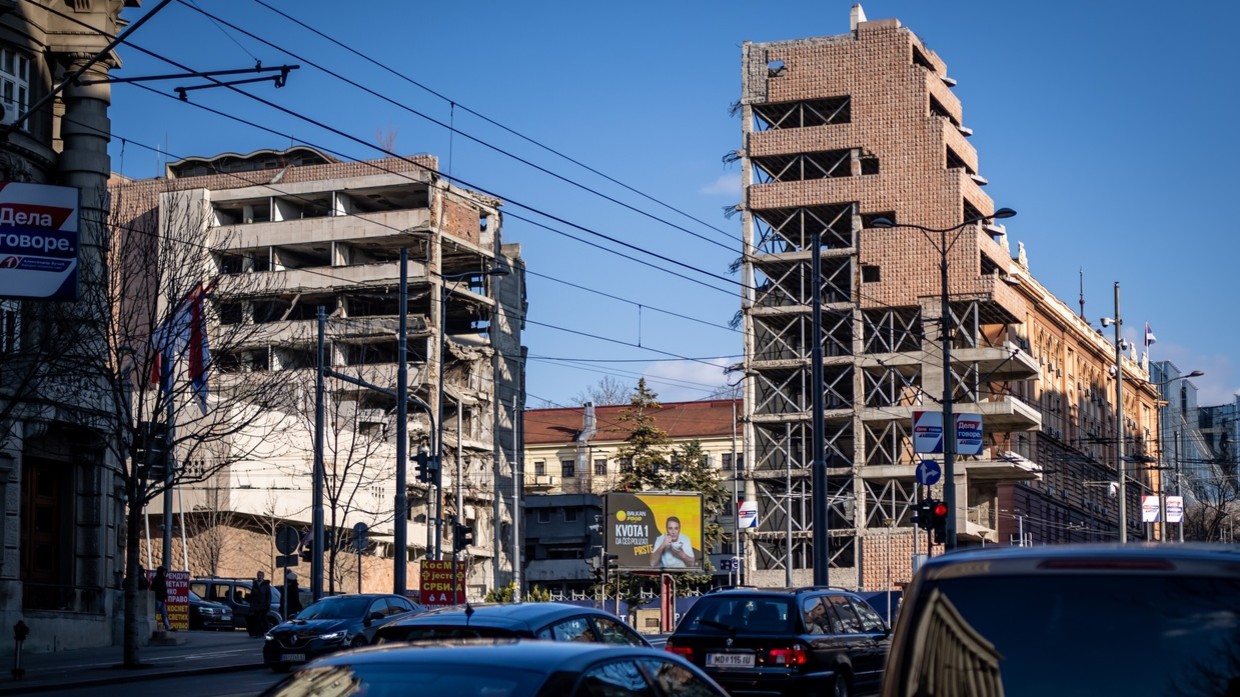 The former Serbian Ministry of Defense destroyed by the 1999 NATO bombings pictured in the center of Belgrade on March 11, 2022. © Getty Images / Michael Kappeler
