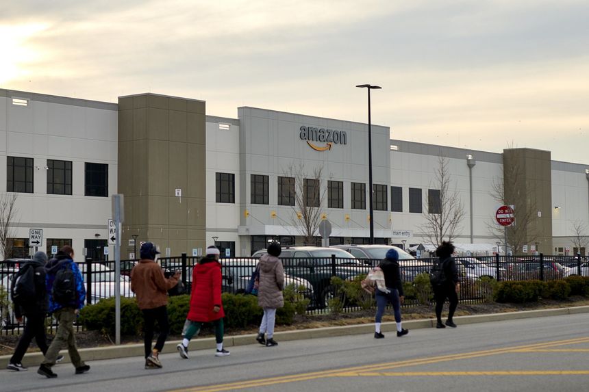 Local workers ran the union push at a Staten Island, N.Y., Amazon warehouse. PHOTO: GABBY JONES FOR THE WALL STREET JOURNAL
