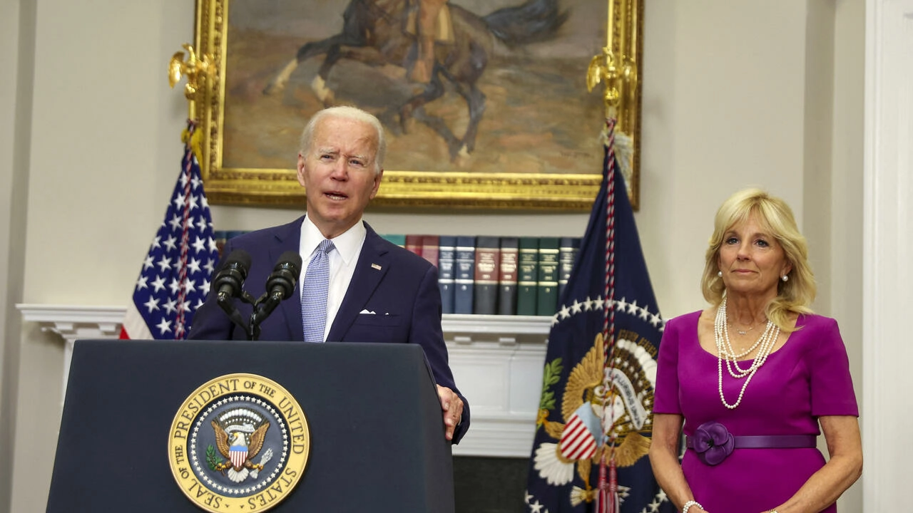 US President Joe Biden speaks as first lady Jill Biden looks on before signing the Bipartisan Safer Communities Act into law at the White House on June 25, 2022 in Washington, DC. © Tasos Katopodis, Getty Images via AFP