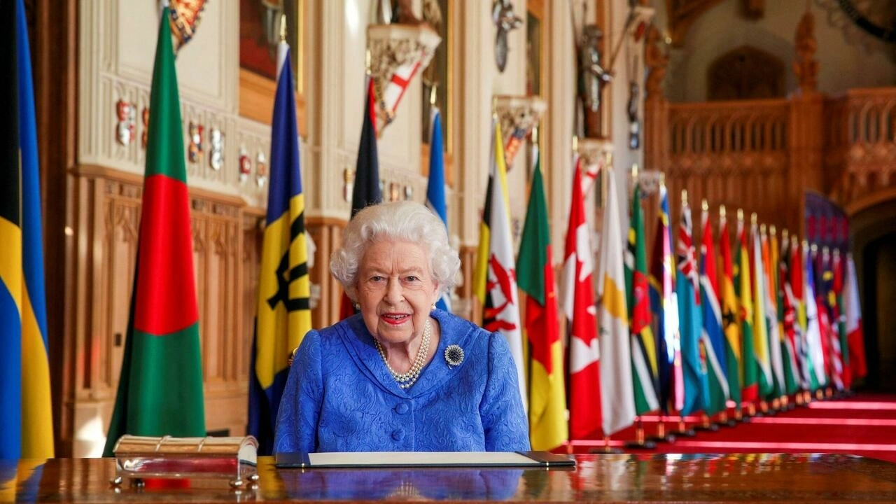 Britain's Queen Elizabeth II signs her annual Commonwealth Day message in St George's Hall at Windsor Castle, Britain, March 5, 2021. © Steve Parsons/Pool via Reuters