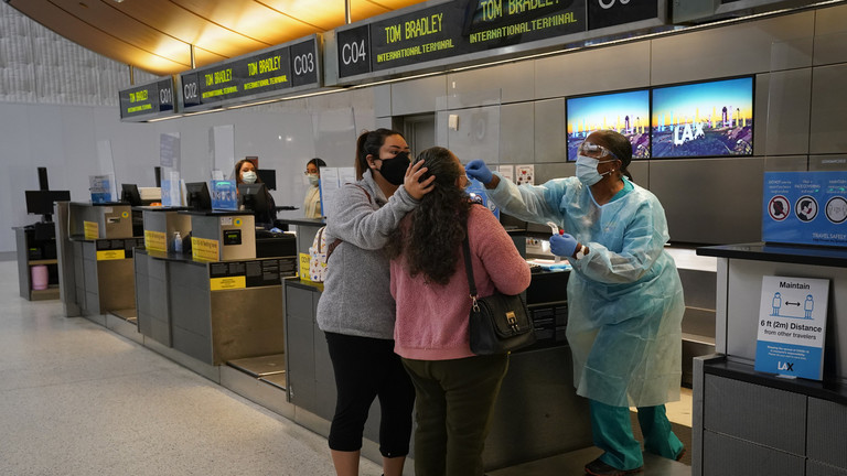 FILE PHOTO: A nurse collects a nasal swab sample from a traveler at a Covid-19 testing site at Los Angeles International Airport, California, November 23, 2020 © AP / Jae C. Hong