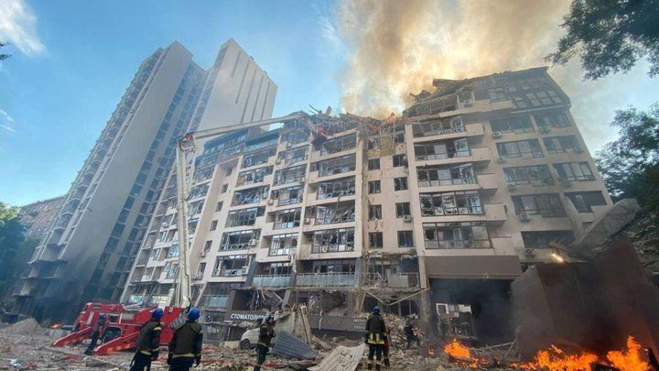 Russia Strikes Hit Kyiv Residential Building – Mayor