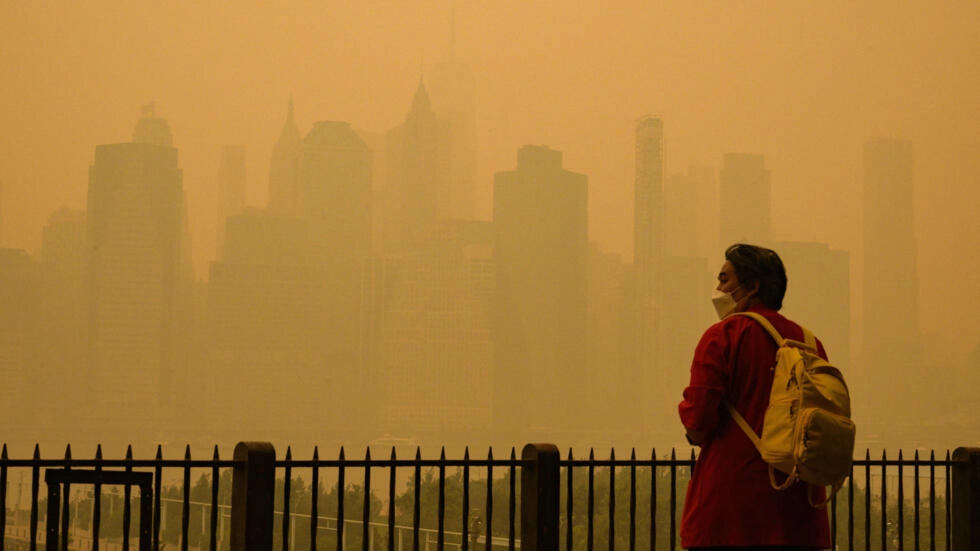 A person wears a face mask as smoke from wildfires in Canada cause hazy conditions in New York City on June 7, 2023. © Angela Weiss, AFP