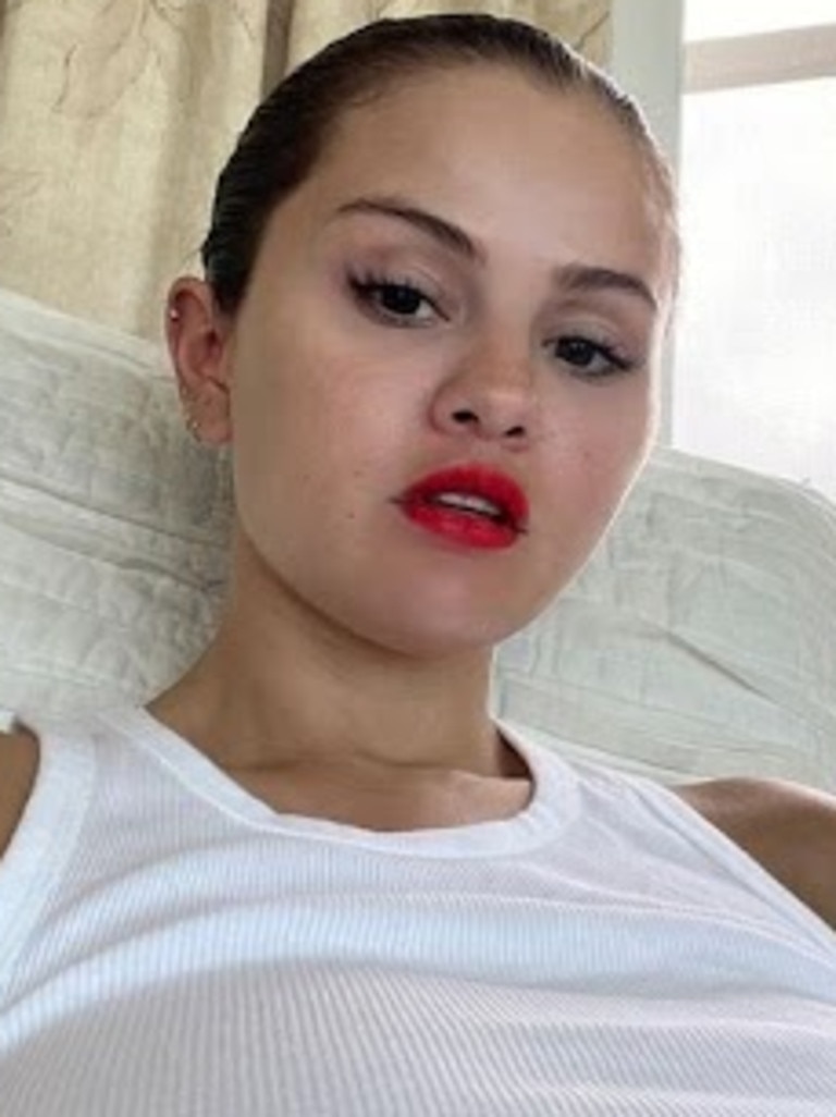 Selena broke the internet with this sexy selfie. Source: Instagram