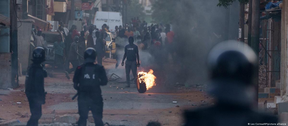 Image: Leo Correa/AP/picture alliance / Crowds of protesters in face covers set tires and debris on fire, squaring up to police in various districts