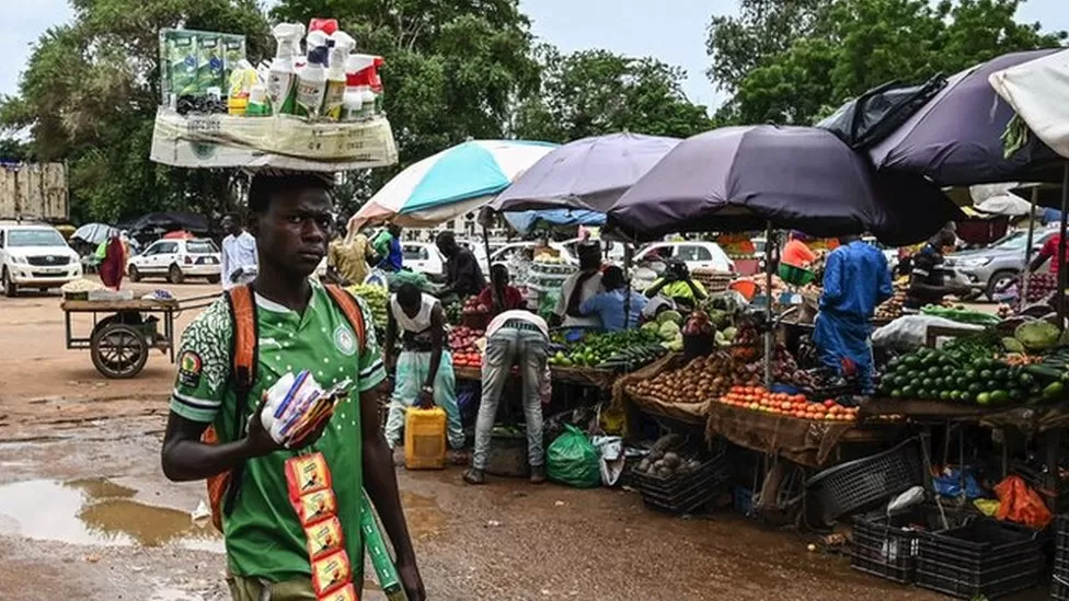 GETTY IMAGES / Day-to-day life continues in the markets of the capital Niamey despite the blockade