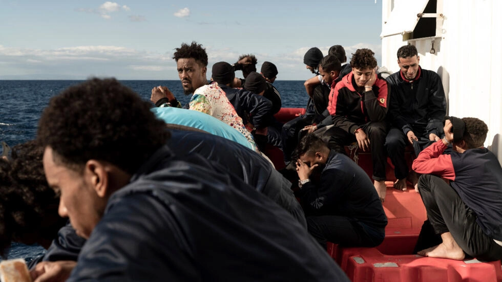 Migrants gather on the deck of the Ocean Viking rescue ship on November 6, 2022. © Vincenzo Circosta, AP (archive)