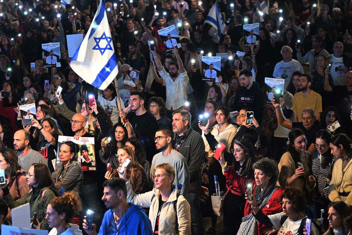 Israelis sing the national anthem during a rally in support of the 212 hostages that are still being held by Hamas, as another 13 hostages are supposed to be released, in Tel Aviv on Nov. 25.Photographer: Alexi J. Rosenfeld/Getty Images