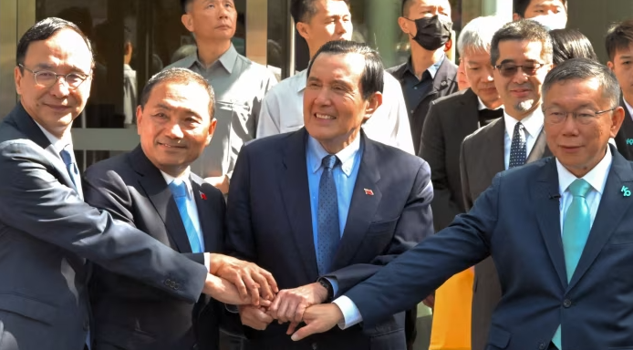 Hou Yu-ih, second left, candidate for the main opposition Kuomintang; Ma Ying-jeou, centre, Taiwan’s former president; and Ko Wen-je, right, of the Taiwan People’s party on Wednesday © Sam Yeh/AFP/Getty Images