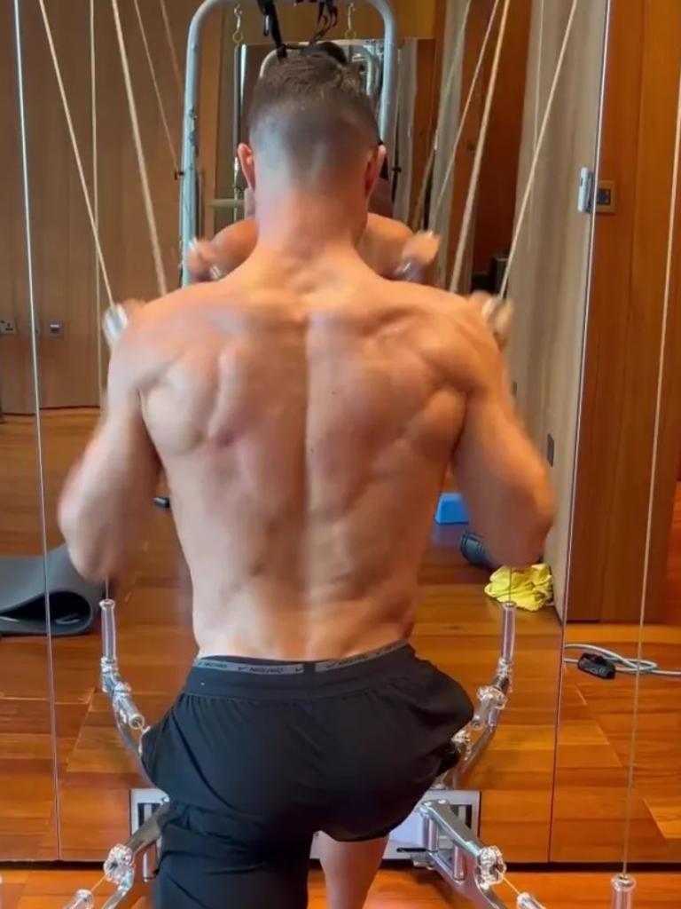 Cristiano Ronaldo shows off insanely jacked physique in gym session