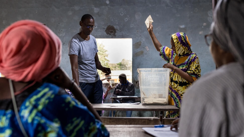 A polling station official holds up a ballot during counting in the town of Ziguinchor on March 24, 2024 during the Senegalese presidential elections. © Muhamadou Bittaye, AFP