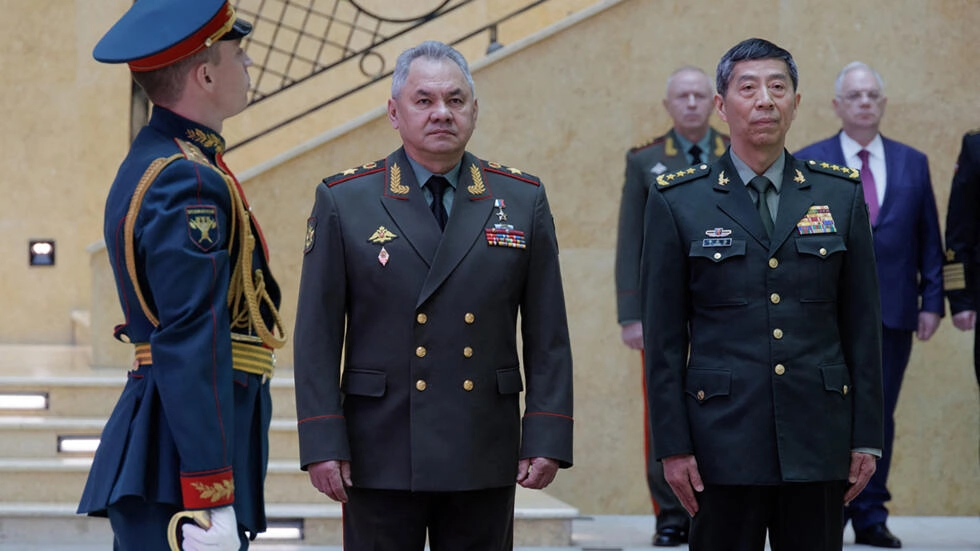 Russian Defence Minister Sergei Shoigu and his Chinese counterpart at the time, Li Shangfu, meet in Moscow on April 18, 2023. © Handout / Russian Defence Ministry / AFP