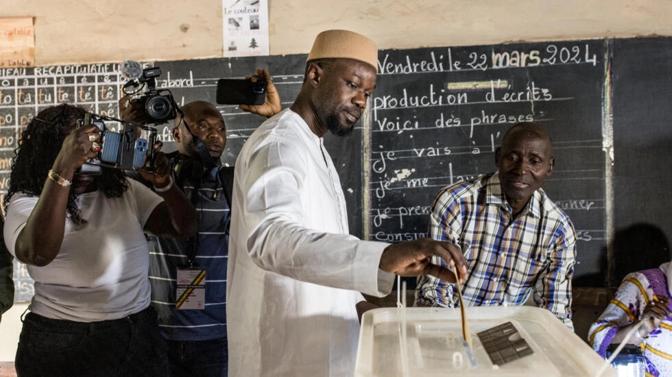 Senegalese opposition leader Ousmane Sonko (C) cast his ballot at a polling station in Ziguinchor on March 24, 2024. © Muhamadou Bittaye, AFP